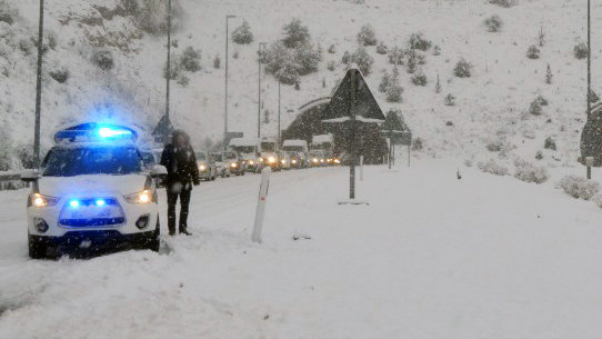 Agentes de la Guardia Civil trabajan en una nevada anterior EFE.