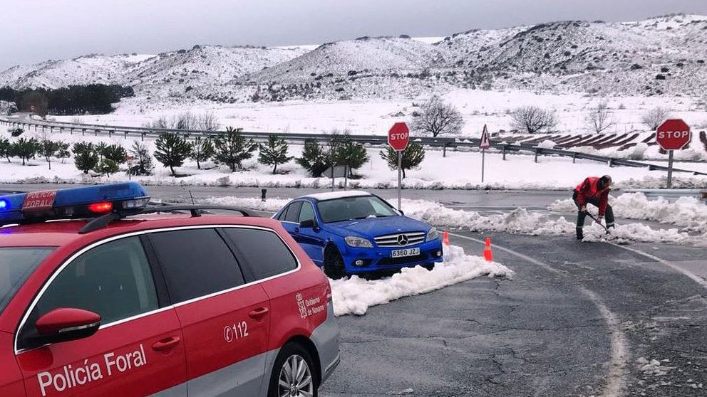Policía Foral desatasca un turismo por la nieve en Azagra (NA-134) POLICÍA FORAL
