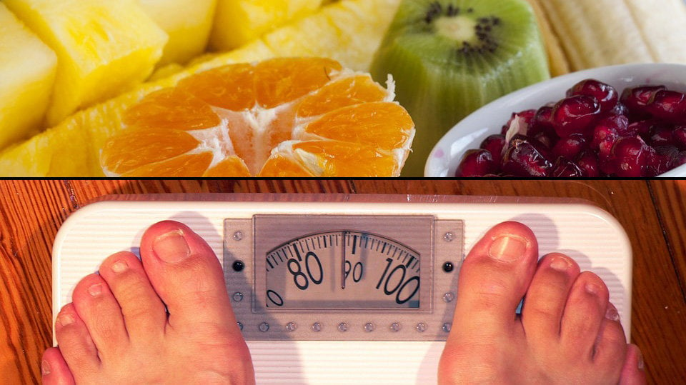Imagen de varios alimentos saludables para combatir el sobrepeso junto a una báscula con una persona pesándose ARCHIVO