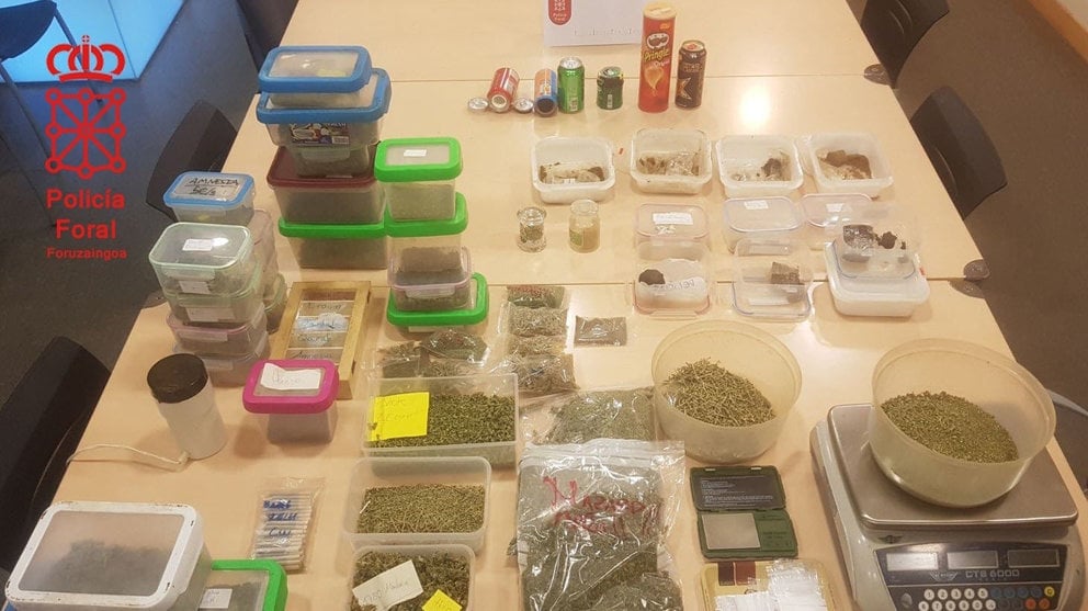 Imagen de las sustancias incautadas tras la detención de un joven dedicado al menudeo de marihuana y hacís POLICÍA FORAL