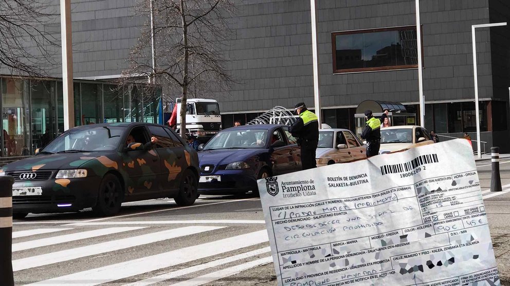 Agentes de la Policía Municipal de Pamplona multan a varios vehículos en la calle Padre Moret..