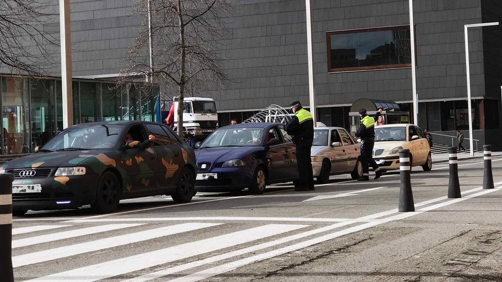 Agentes de la Policía Municipal de Pamplona multan a varios vehículos en la calle Padre Moret.
