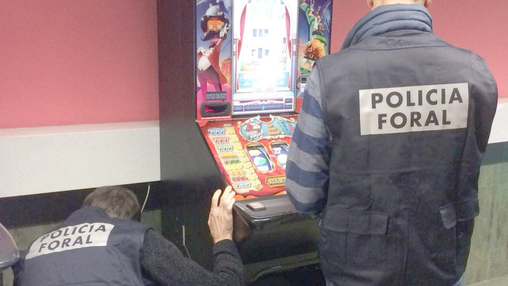 La Policía Foral junto a una máquina de juego