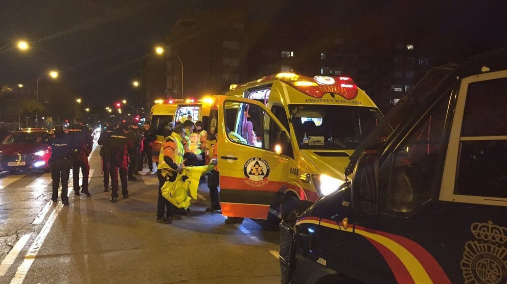 Imagen de una ambulancia durante los hechos del apuñalamiento EUROPA PRESS