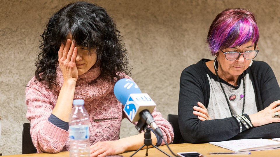 Andrea y Lunes Lilas acompañan a Mari José Lecuona en la denuncia de un caso de acoso sexual en la multinacional en la que trabaja, TRW automotive en Landaben (07). IÑIGO ALZUGARAY