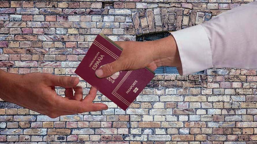 Una persona entrega a otgra un pasaporte