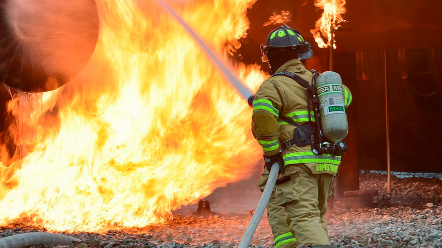 Un bombero apaga un incendio en una imagen de archivo
