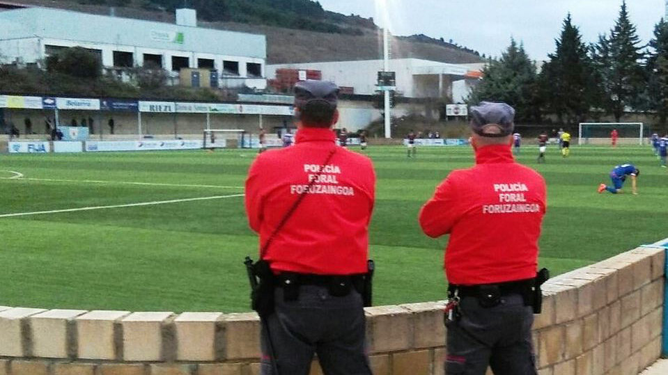 Policías forales vigilan en un campo de fútbol POLICÍA FORAL