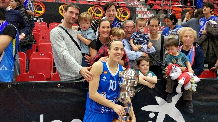 María Asurmendi disfruta de la Copa con su familia en Zaragoza.