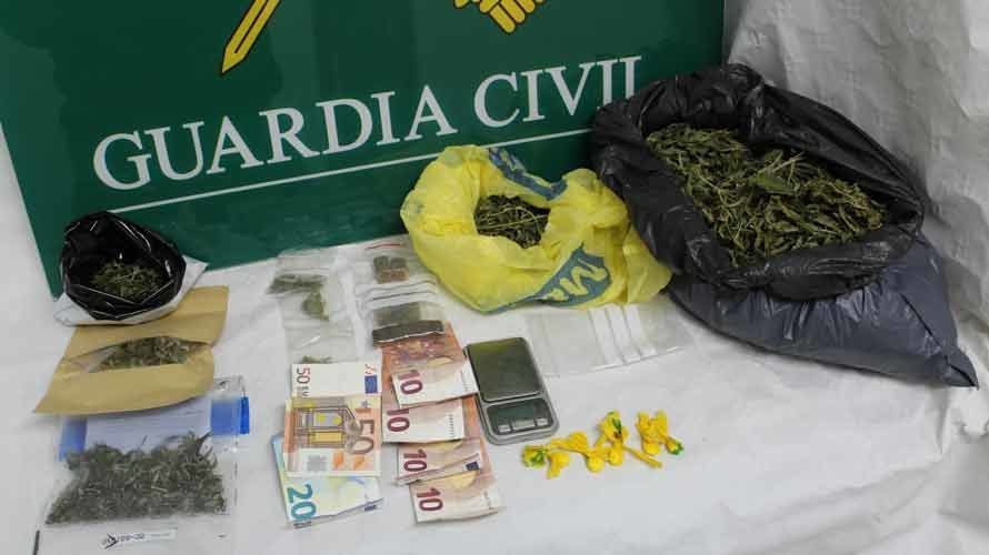 La droga y el dinero que la Guardia Civil se ha incautado en la operación Tannat. GUARDIA CIVIL