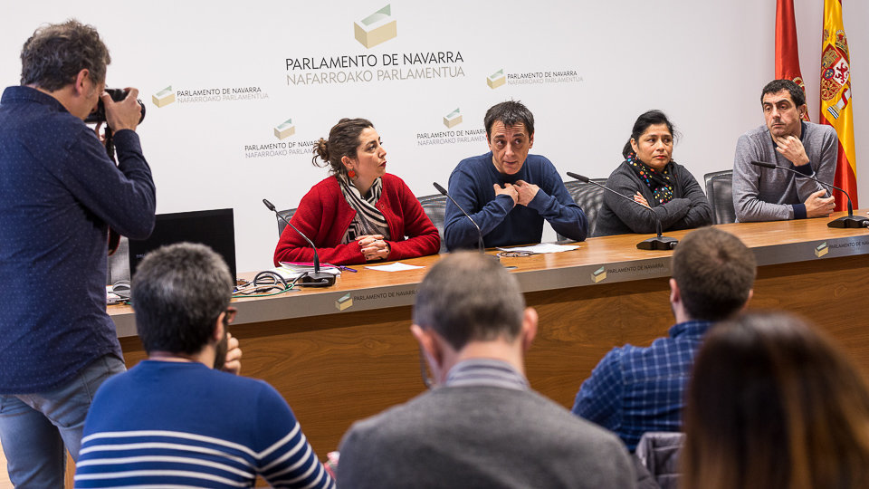 Los parlamentarios Laura Pérez, Carlos Couso, Fanny Carrillo y Rubén Velasco comparecen ante los medios para comentar la situación de Podemos Navarra (44). IÑIGO ALZUGARAY