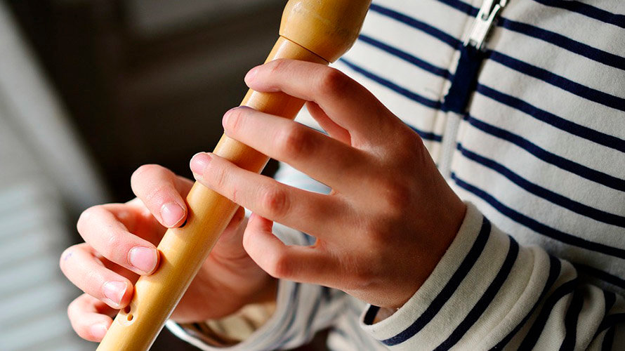 Un niño toca una flauta ARCHIVO