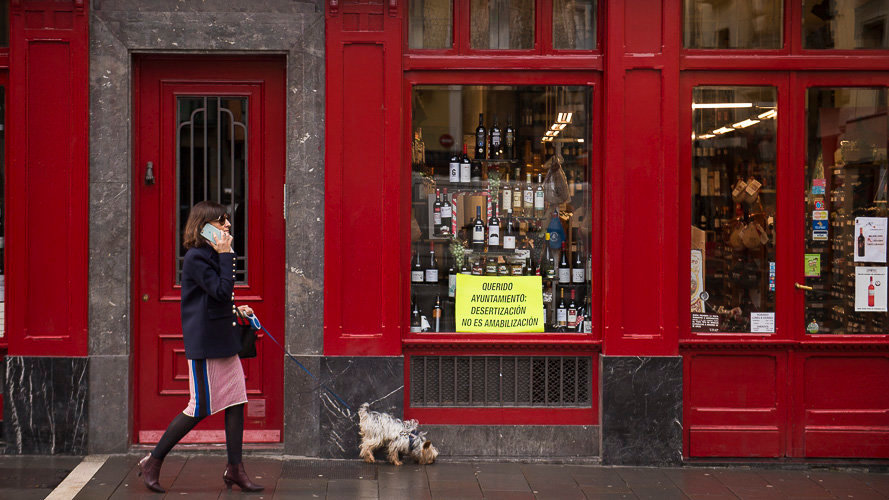 Comercios muestran carteles en contra de los cambios de tráfico impuestos por el Ayuntamiento de Pamplona. PABLO LASAOSA 01