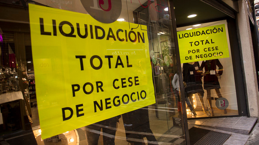 Comercios muestran carteles en contra de los cambios de tráfico impuestos por el Ayuntamiento de Pamplona. PABLO LASAOSA 05