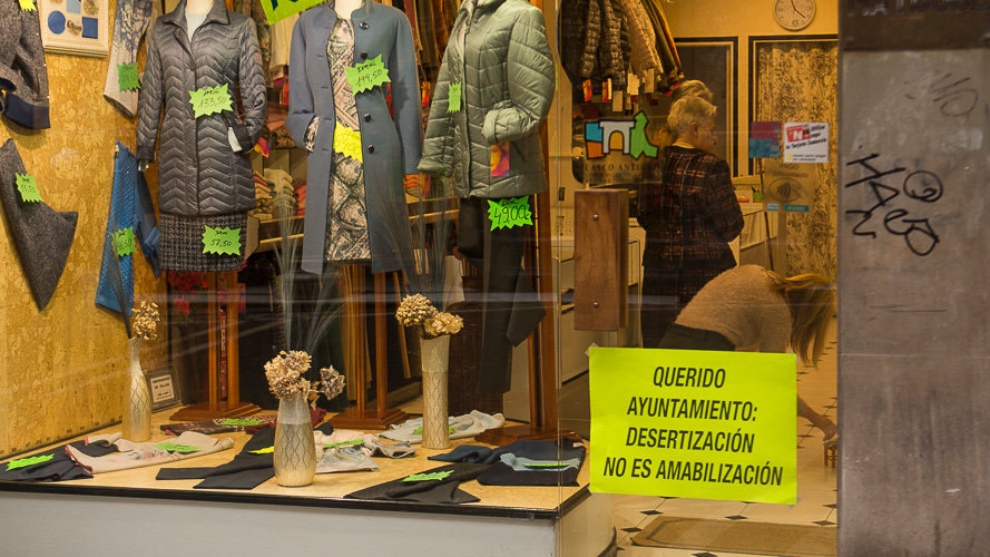 Comercios muestran carteles en contra de los cambios de tráfico impuestos por el Ayuntamiento de Pamplona. PABLO LASAOSA 10