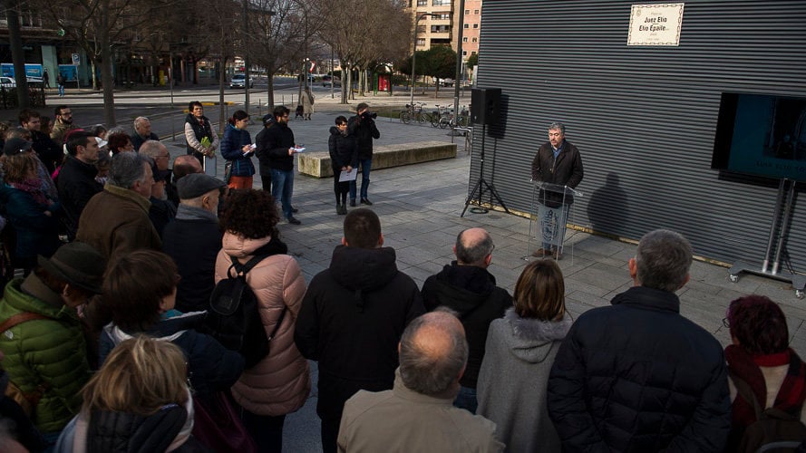 El alcalde de Pamplona y una representación de la Asociación Juezas y Jueces para la Democracia participan en el homenaje al juez Luis Elio Torres, que dará nombre a una plaza junto al Palac (7)