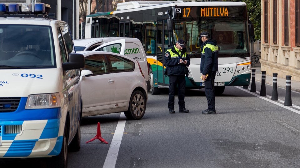 Policía Municipal multa a unos vehículos en la zona restringida al tráfico y aparcamiento en la calle Padre Moret junto al Parlamento de Navarra (06). IÑIGO ALZUGARAY