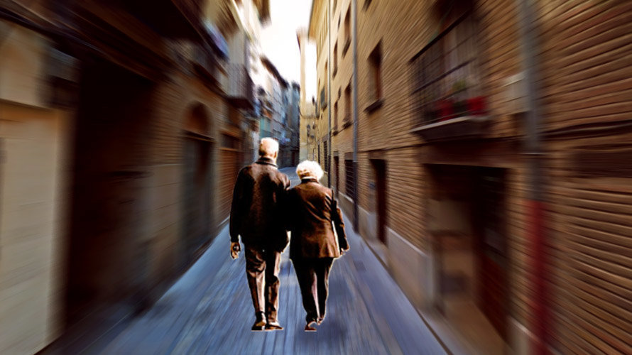Dos ancianos en una calle de Tudela FOTOMONTAJE