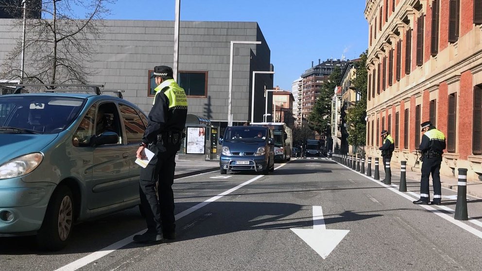 Agentes de la Policía Municipal de Pamplona multan en la calle Padre Moret de Pamplona