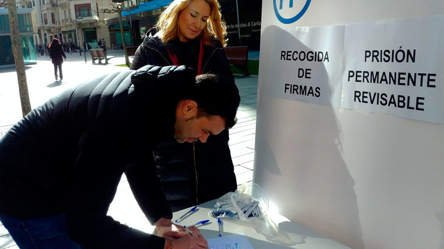 Ana Beltrán y Javier García, del PPN, en la recogida de firmas para apoyar la prisión permanente revisable EUROPA PRESS