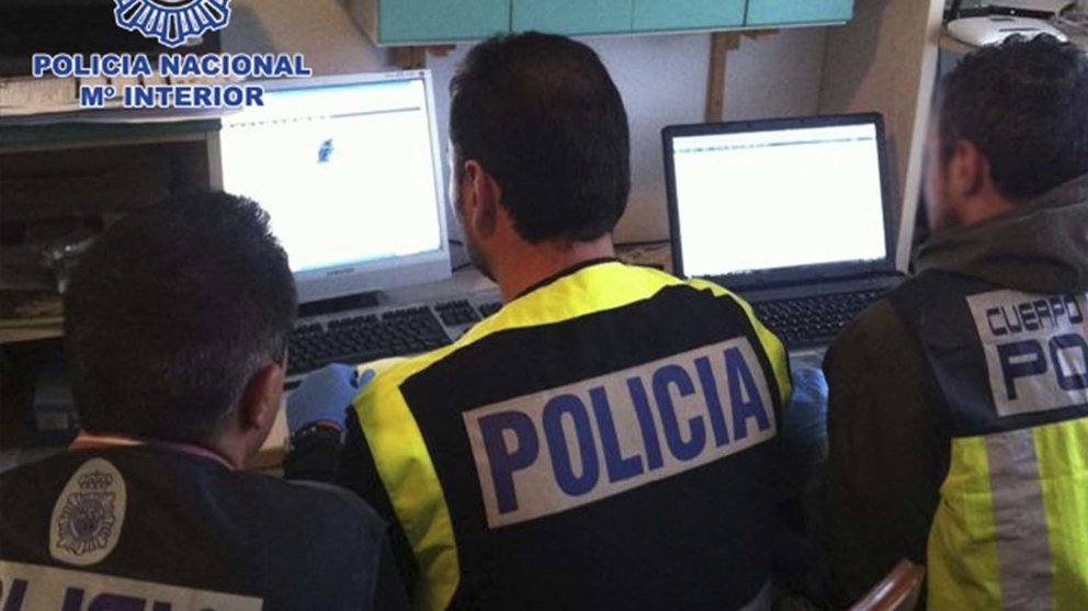 Agentes de la Policía Nacional durante la operación contra la red de material pedófilo