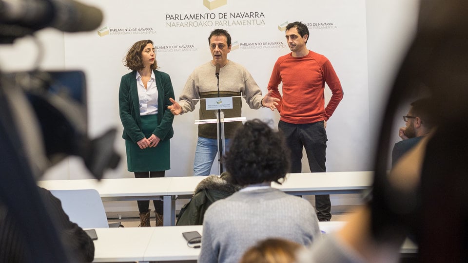 Mesa y Junta del Parlamento donde se ha aceptado el cambio de portavocía del grupo parlamentario de Podemos (46). IÑIGO ALZUGARAY