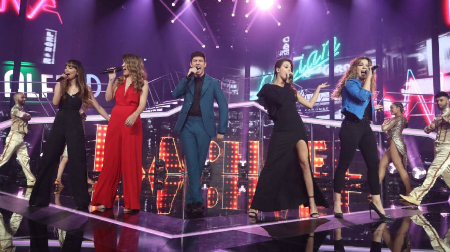 Amaia Romero junto a los otros cuatro finalistas de OT interpretan Mi gran noche con Raphael en la final del concurso RTVE