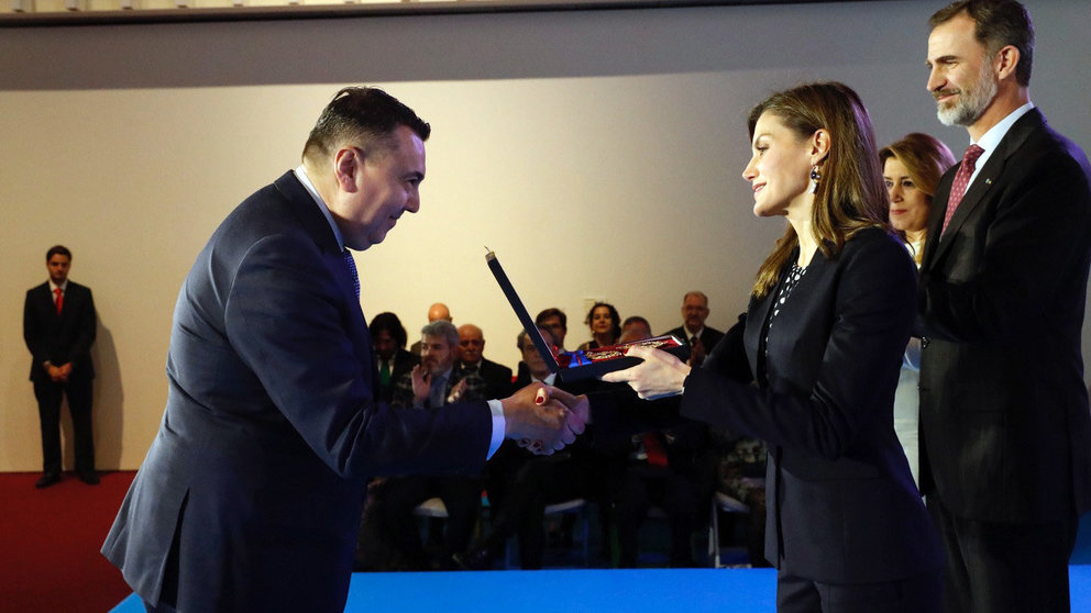 Doña Letizia entrega la medalla al Orfeón Pamplonés, recoge el premio Daniel Sánchez Riveros, presidente del Orfeón de Pamplona