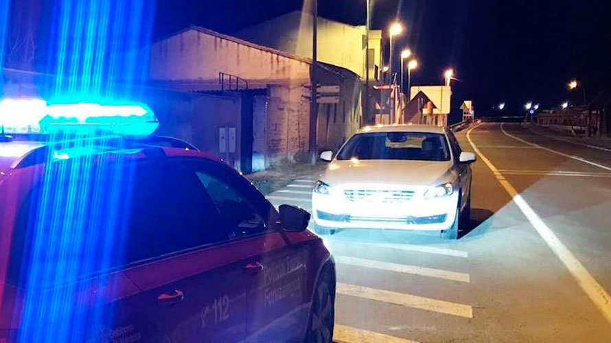Momento en el que la Policía Foral intercepta el vehículo robado de una empresa de alquiler madrileña. POLICÍA FORAL