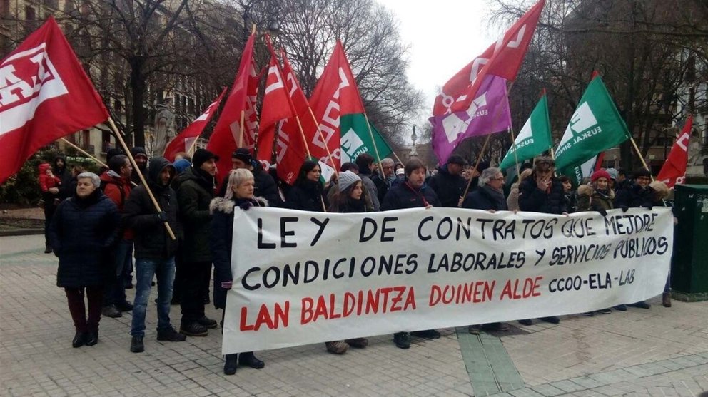 Protesta de CCOO, ELA y LAB reclamando una ley justa de contratos en los servicios públicos EUROPA PRESS