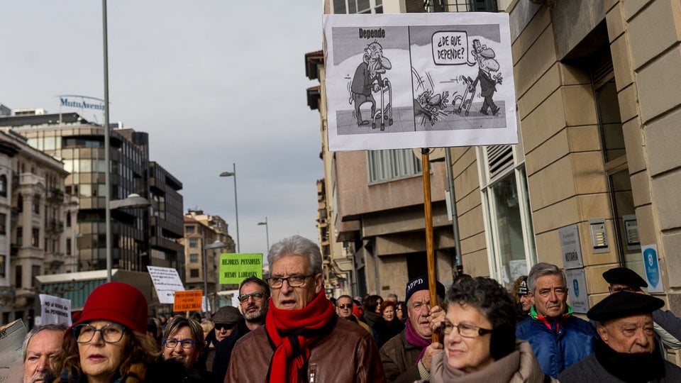 Manifestación en Pamplona por el 'ridículo' aumento de las pensiones y la perdida de poder adquisitivo. IÑIGO ALZUGARAY (2)