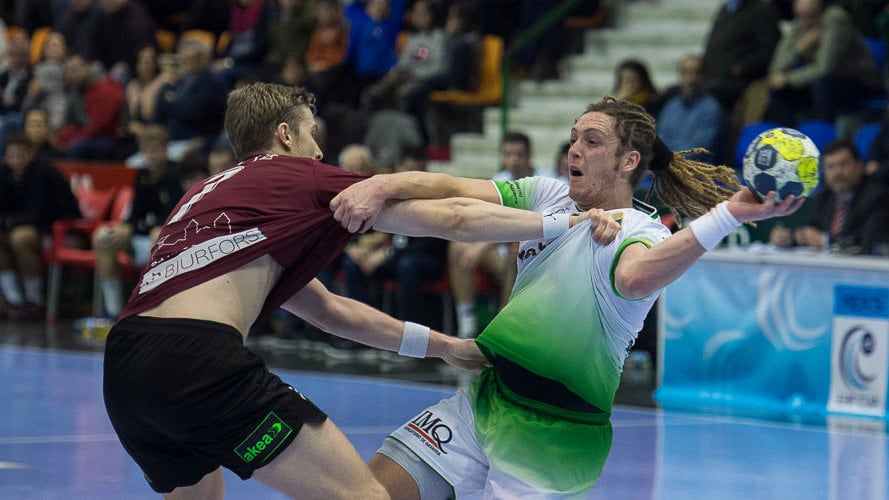 Oswaldo. El Helvetia Anaitasuna se enfrenta al Lugi sueco en la primera jornada de la fase de grupos de la Copa EHF. PABLO LASAOSA 10
