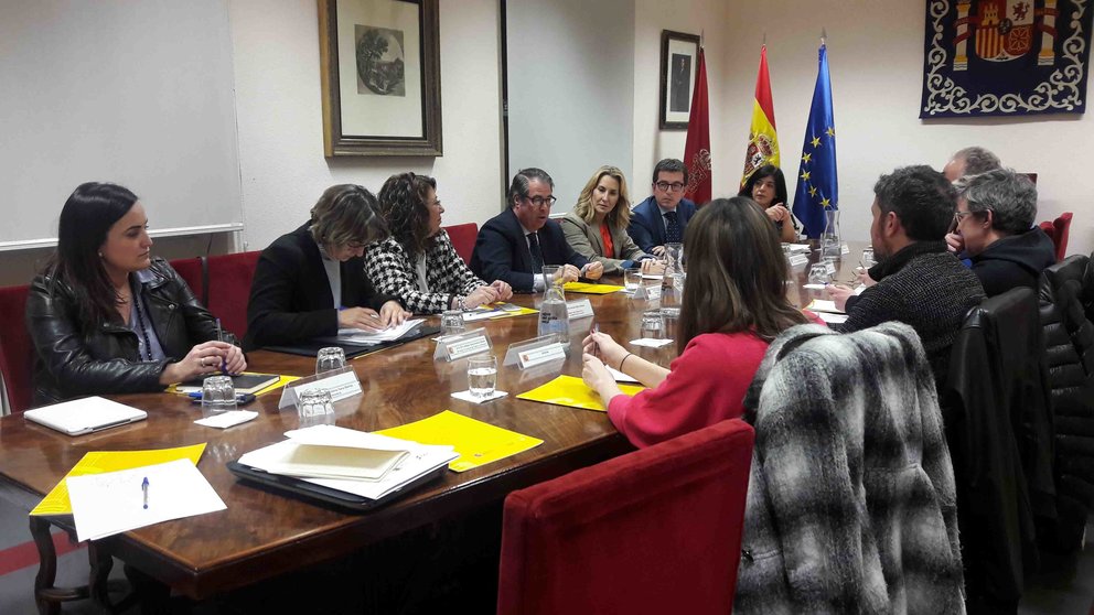 Gregorio Serrano, durante la reunión que ha mantenido en Pamplona con los representantes de la Asociación Provincial de Autoescuelas de Navarra