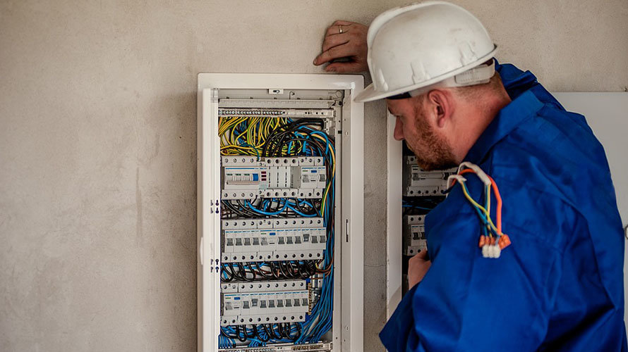 Un electricista repara un cuadro de luces ARCHIVO
