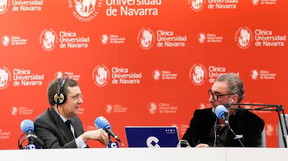 Carlos Herrera entrevistando al director general de la nueva Clínica.
