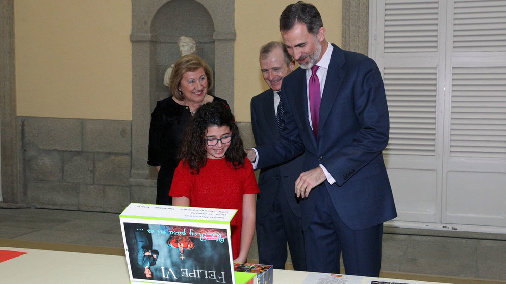 Su Majestad el Rey observa el trabajo de la niña Candela Martín García, del CEIP Otero de Navascués (5º de Primaria) de Cintruénigo (Navarra).