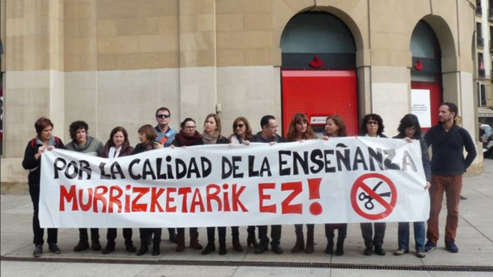Concentración frente al Palacio de Navarra para denunciar la ruptura unilateral del Gobierno foral en el pacto de Educación Foto CCOO
