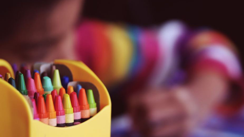 Un niño pinta con lápices de colores un dibujo durante una clase en el colegio ARCHIVO