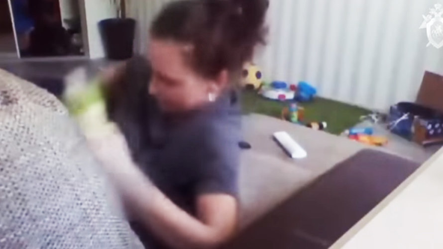 Una escena del vídeo de la niñera que golpeaba a un bebé