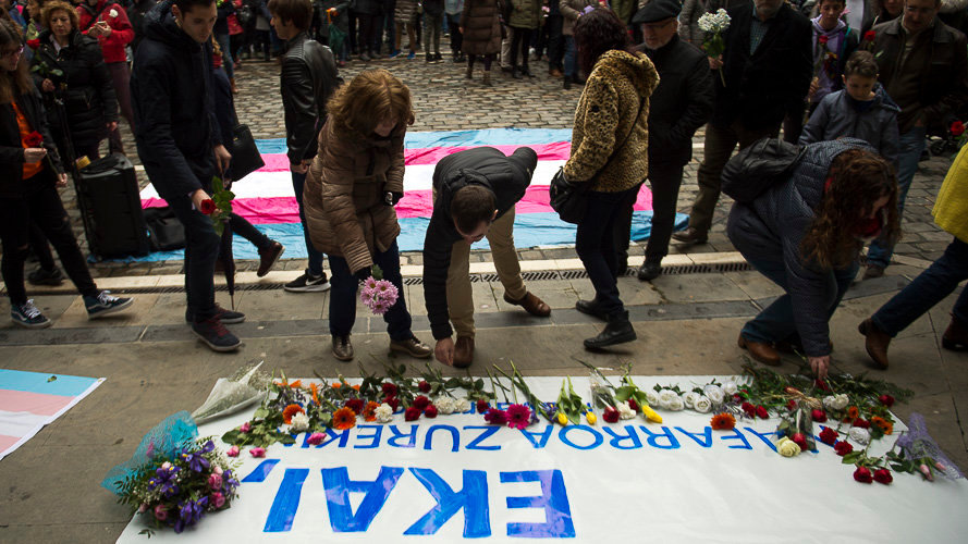 Concentración en homenaje al menor transexual vizcaíno muerto esta semana, organizada por la asociación Kattalingorri con el lema _Ekai, Nafarroa zurekin_ ('Ekai, Navarra contigo'). PABLO LASAOS (14)