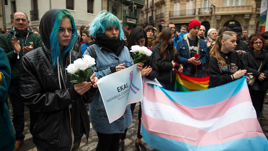 Concentración en homenaje al menor transexual vizcaíno muerto esta semana, organizada por la asociación Kattalingorri con el lema _Ekai, Nafarroa zurekin_ ('Ekai, Navarra contigo'). PABLO LASAOS (16)