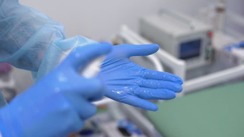 Un médico se coloca un guante desinfectado en un quirófano ARCHIVO
