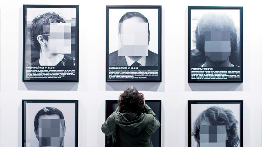 &#39;Presos Políticos en la España Contemporánea&#39;, la polémica serie de fotografías retirada de ARCO y que incluye imágenes de los detenidos por la paliza de Alsasua a dos guardias. EFE / Fernando Villar