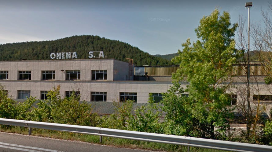 Exterior de las instalaciones de la empresa de bolsas de papel ONENA en Navarra.