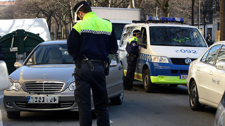 La Policía Municipal de Pamplona realiza un control cercano a un paso de cebra en el Paseo de Sarasate. AYUNTAMIENTO DE PAMPLONA