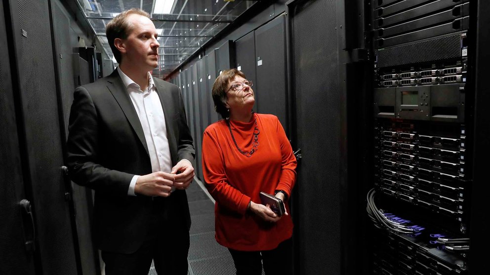 El director de Nasertic y la consejera M Beaumont visitan el nuevo servidor IBM Power systems AC922 IMAGEN CEDIDA