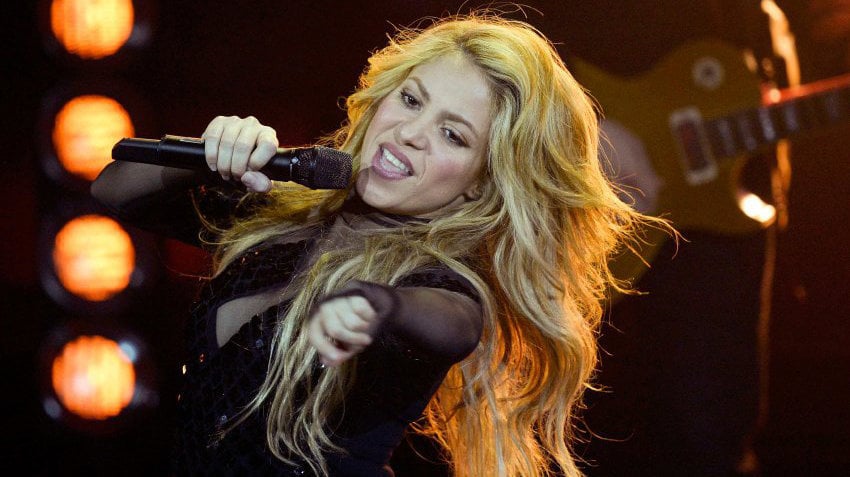 Colombian singer Shakira performs during the 2014 Echo Music Awards in Berlin March 27, 2014. Established in 1992, the German Phonographic Academy honours national and international artists with the Echo German music prize.                          REUTERS/Johannes Eisele/Pool (GERMANY  - Tags: ENTERTAINMENT)