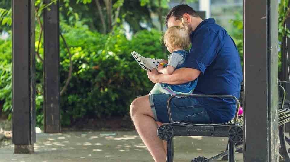 Un padre leyendo un cuento con su hija