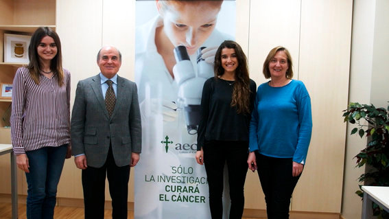 De izquierda a derecha, Cristina Pérez (Doctoranda CUN), Francisco Arasanz (Presidente AECC Navarra), Andrea Romanos (Doctoranda Universidad de Navarra) y Teresa Barrio (Coordinadora AECC Navarra)