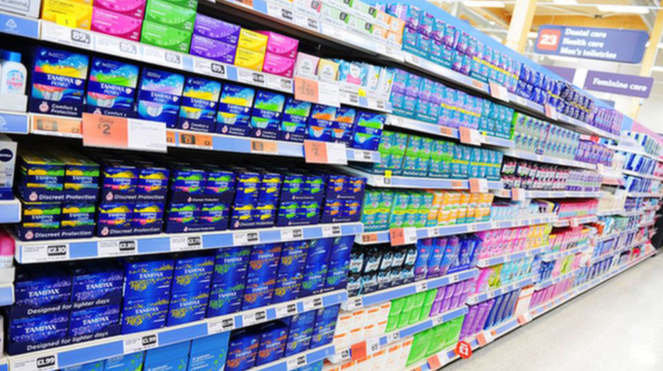 Imagen del estante de un supermercado con productos relacionados con la menstruación ARCHIVO
